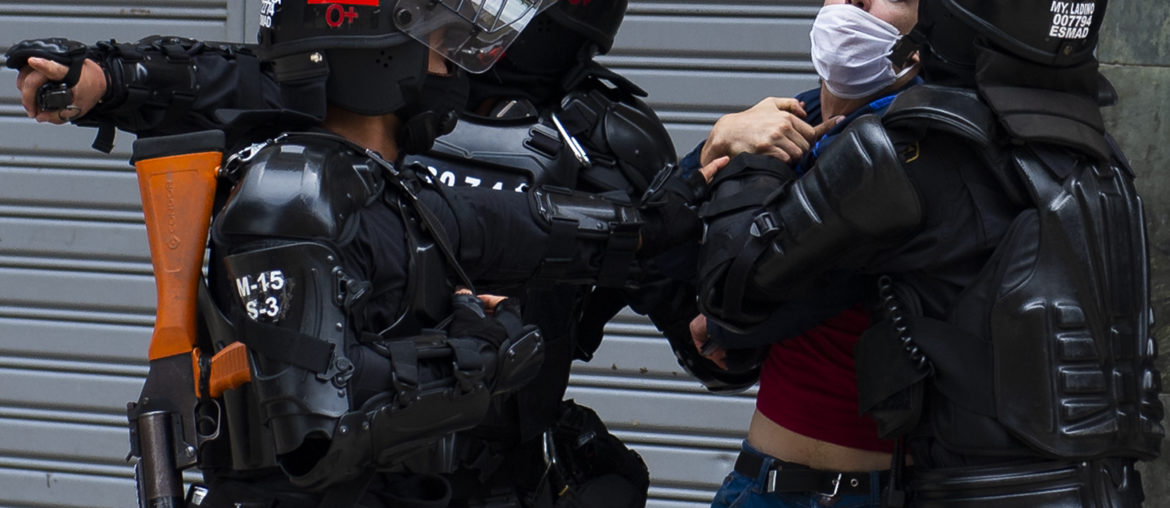 policia antidisturbios esmad ataca mujer joven