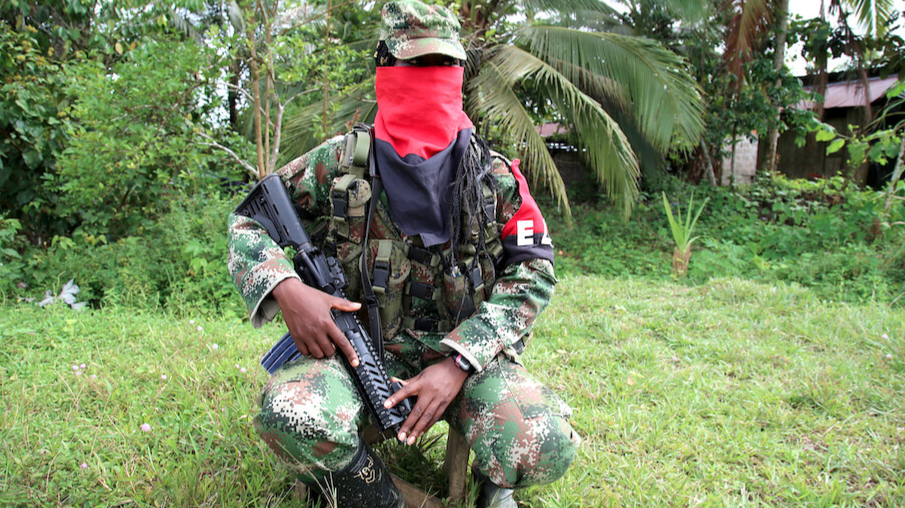 Mujer en armas en el Ejercito de Liberacion Nacional